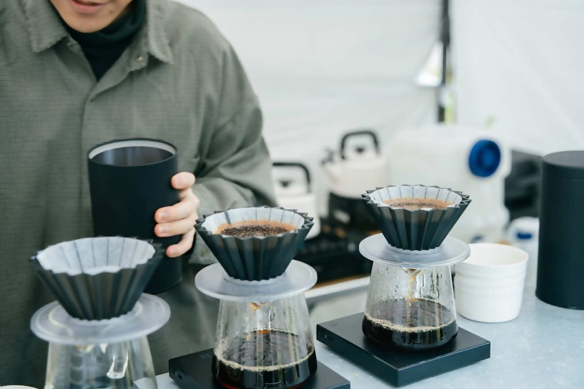 コーヒーを入れている絵